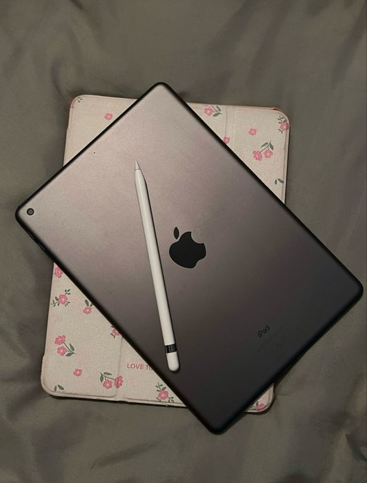 10.2 IPad 2021 года + стилус 1 поколения