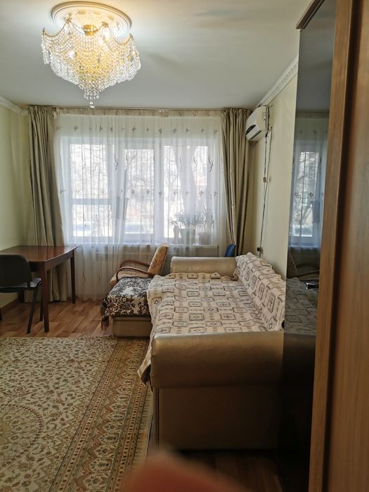 Девушка, днем раб-я, Комната в квартире