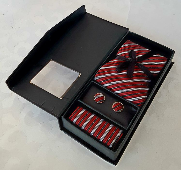 Галстук, запонки, платок