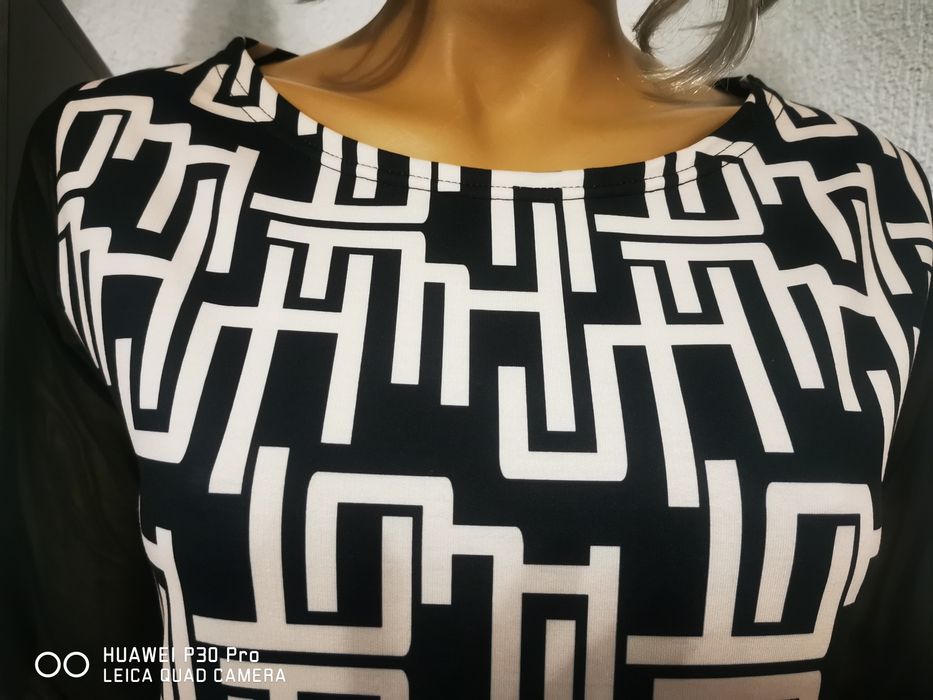 Рокля с дантела ръкав