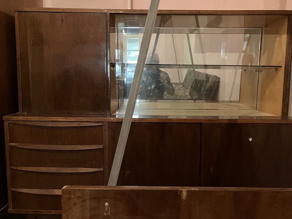 Сервант для посуды.