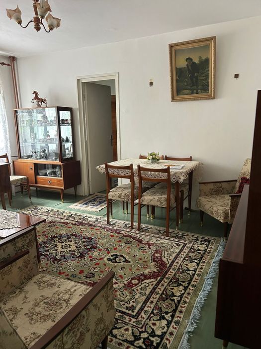 Vând apartament semidecomandat