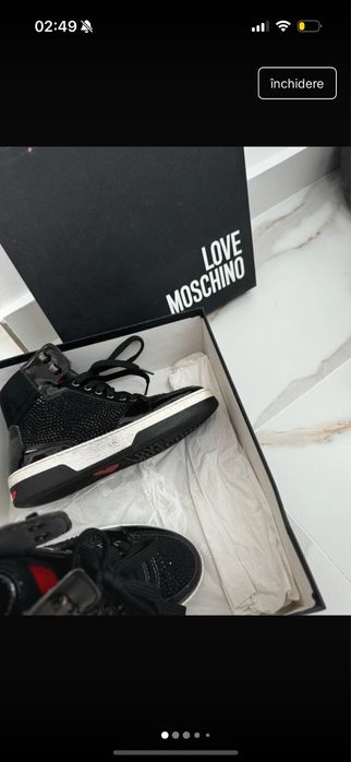 Tenisi Moschino , vine cu cutie