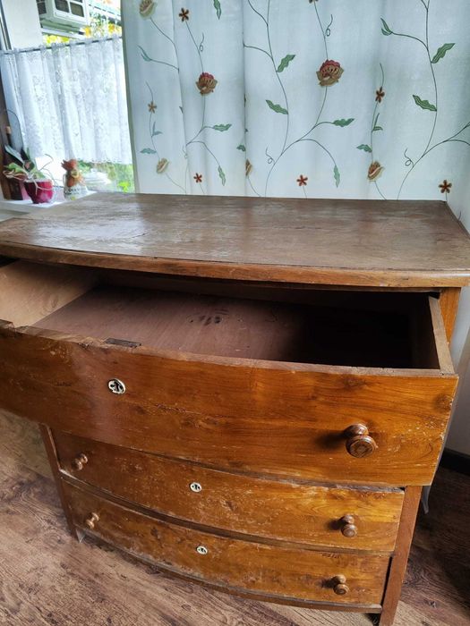 Старинен дървен скрин