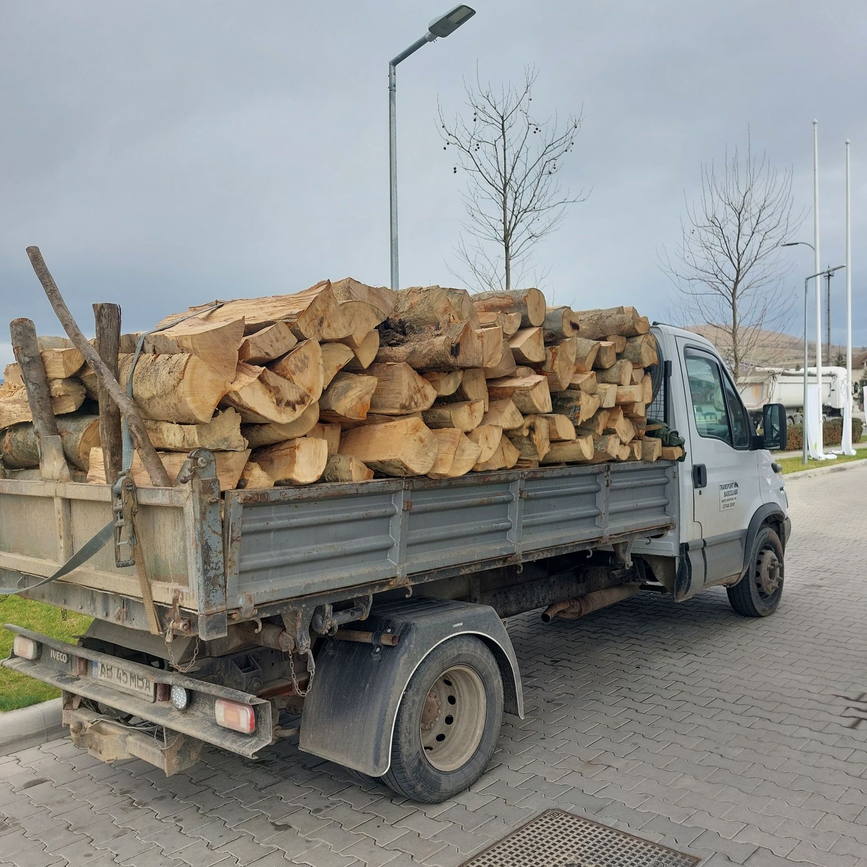 Transport nisip sort pământ lemne baloți cu mașină basculabilă ,macara