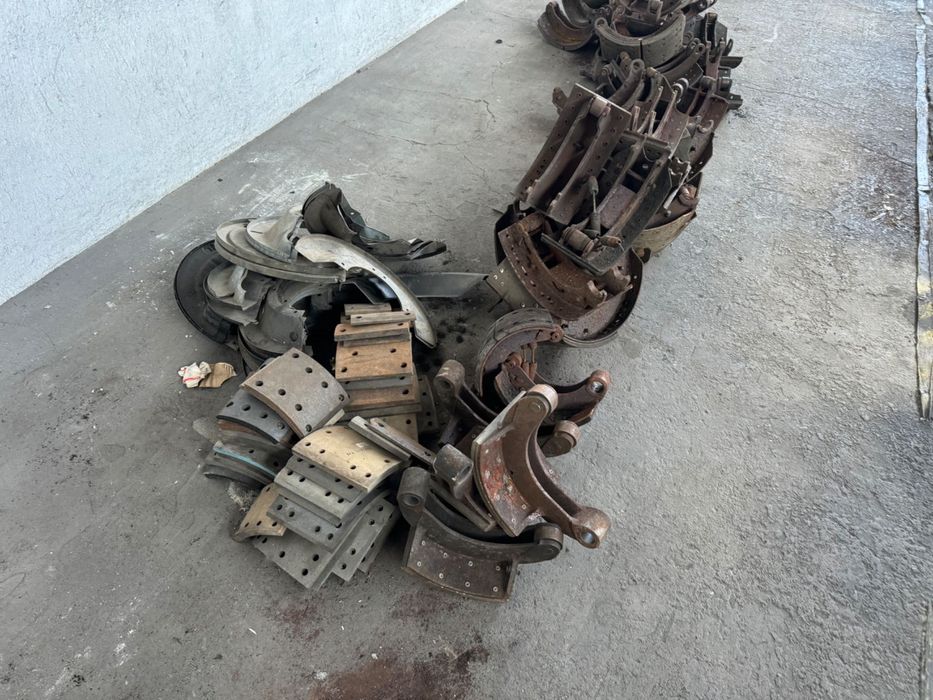 Спирачни челюсти втора употреба за камиони и ремаркета.