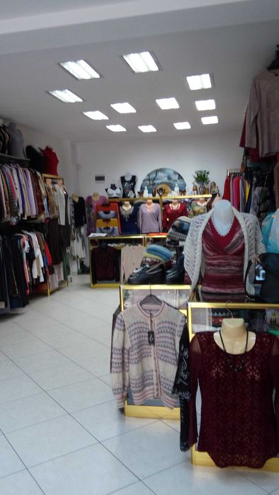 Продавам луксозно търговско оборудване за дрехи и обувки