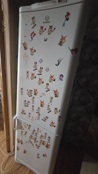 Продам холодильник indezit