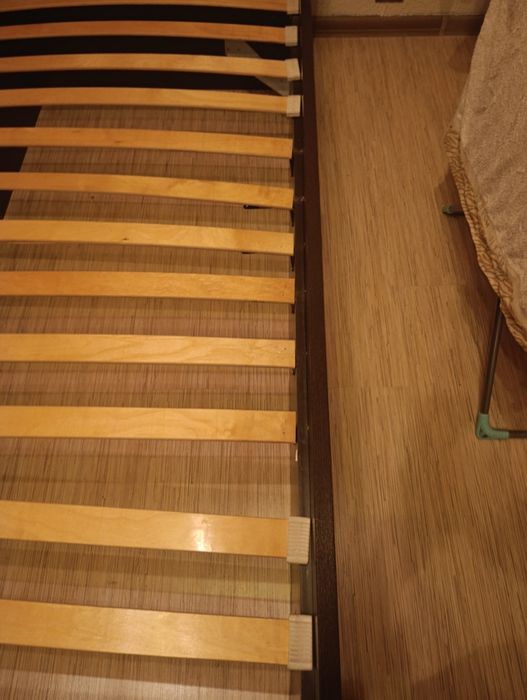 Кровать без матраса