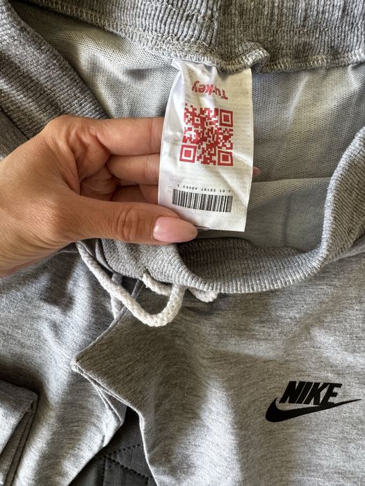 Сив/бял/ черен спортен екип Nike