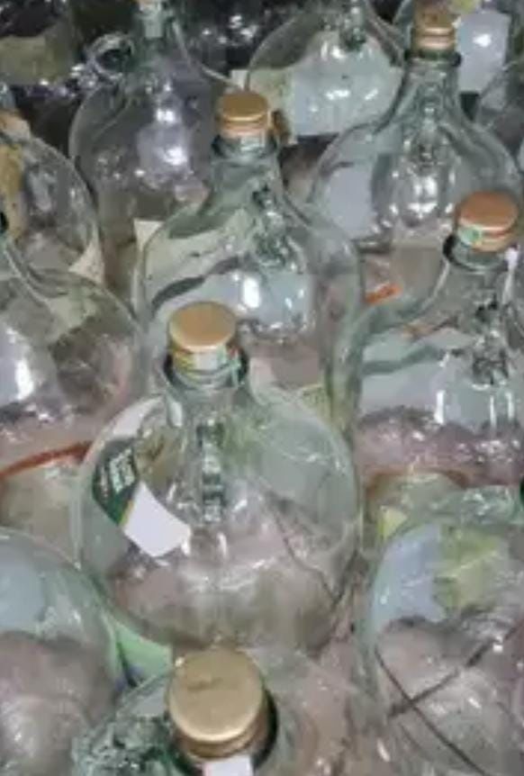 Бутылки из-под вина