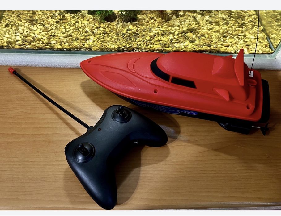 Новая лодка на радиоуправлении.