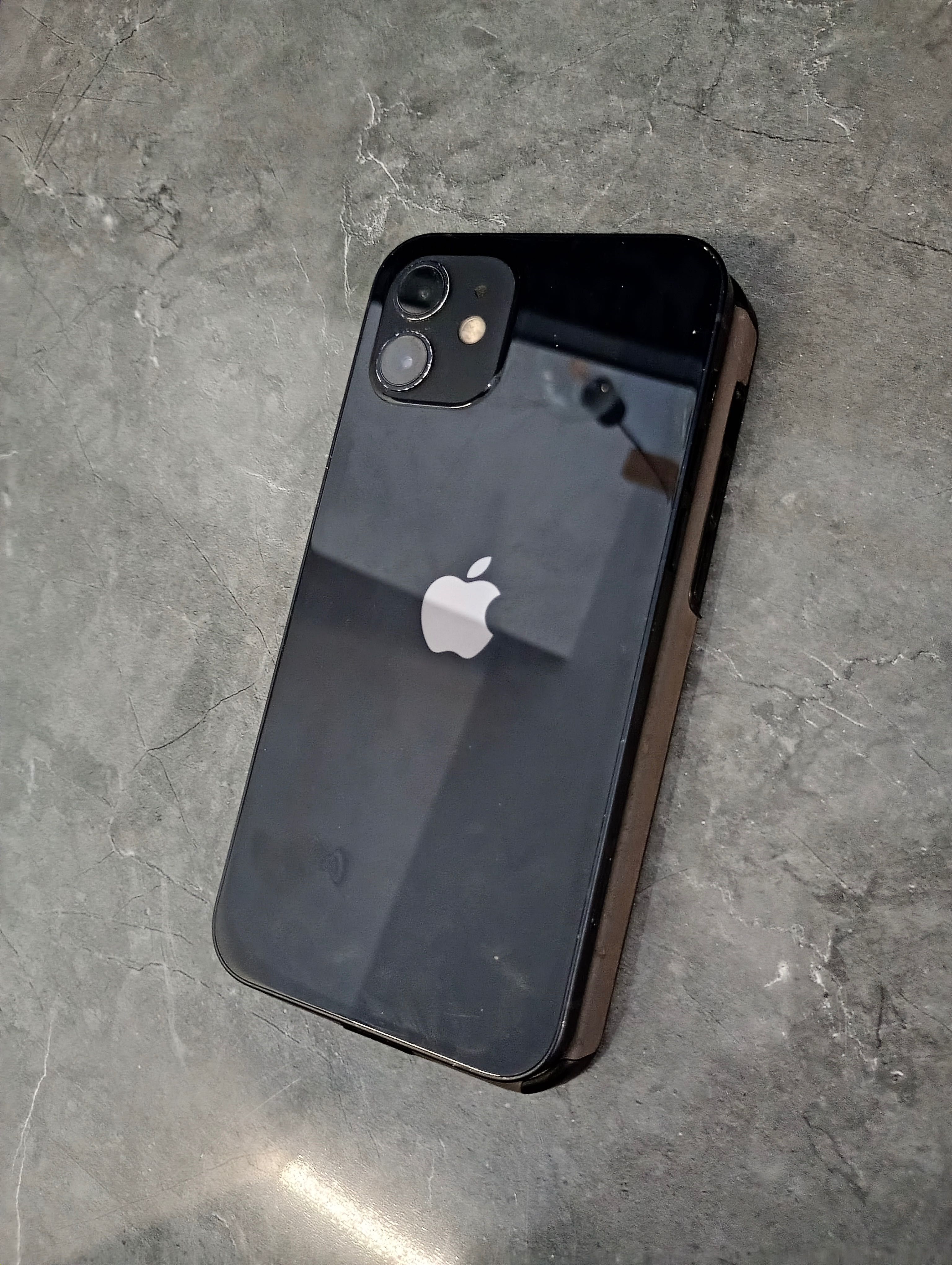 iPhone 12 Black 64GB – Отлично състояние, батерия 100%