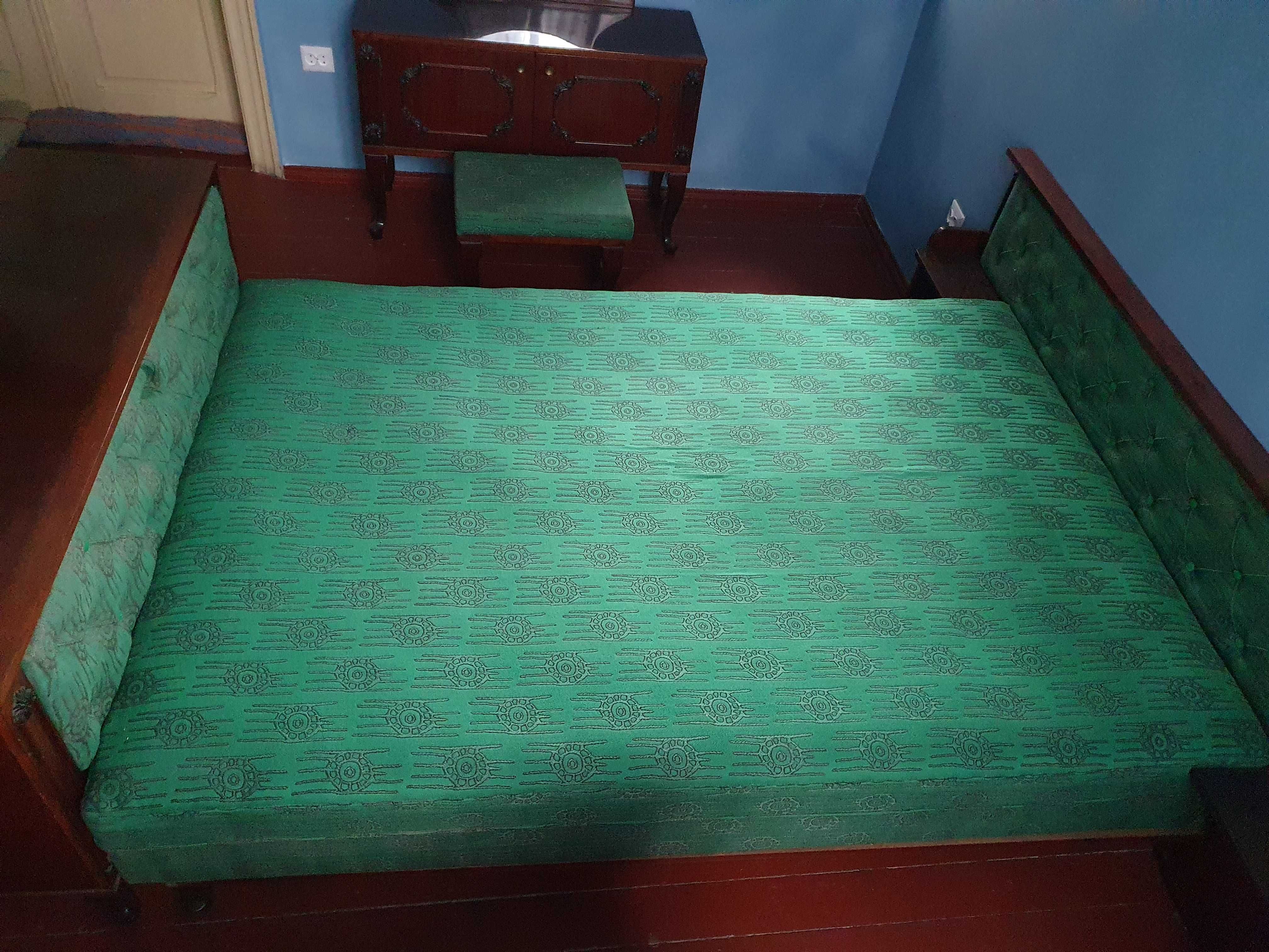 Mobilier dormitor clasic (pat, ladă depozitare, comodă, 2 x șifoniere)