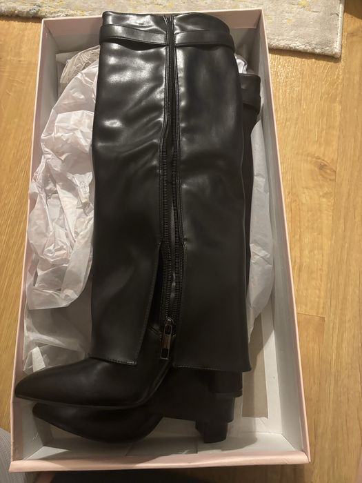 Високи ботуши с  ток