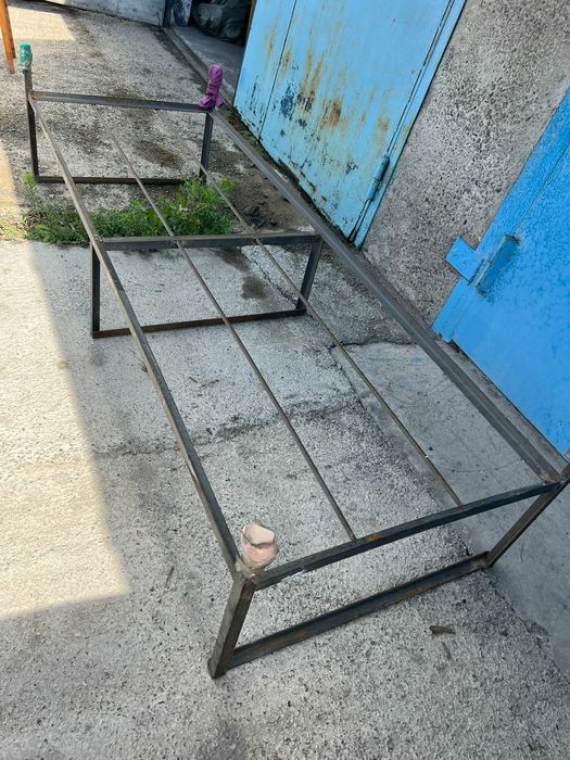 Продам стеллаж, стулья, уголки б/у