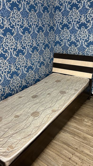 Кровать с матрасом в отличном сост