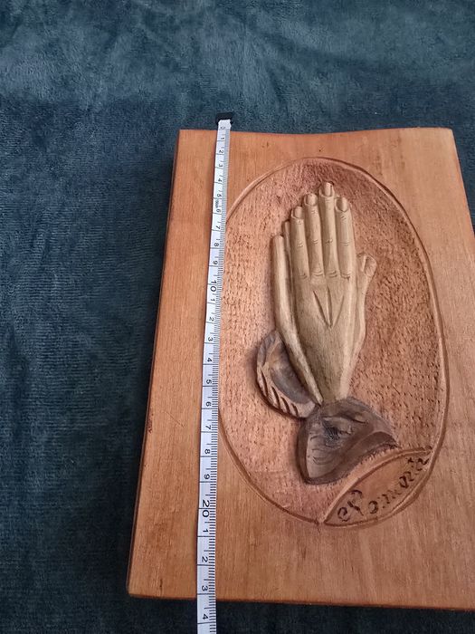Tablou din lemn sculptat – Mâini în rugăciune, artizanat românesc