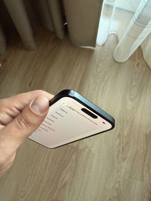 iPhone 15 - пукнато стъкло