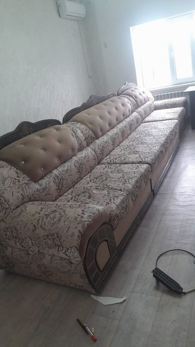 Диван 4 м хорошем состоянии Подходит для зала