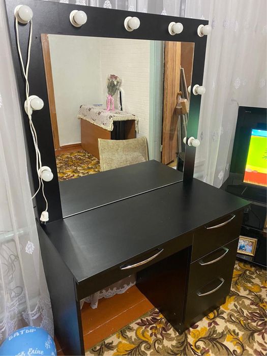Стол для макияжа