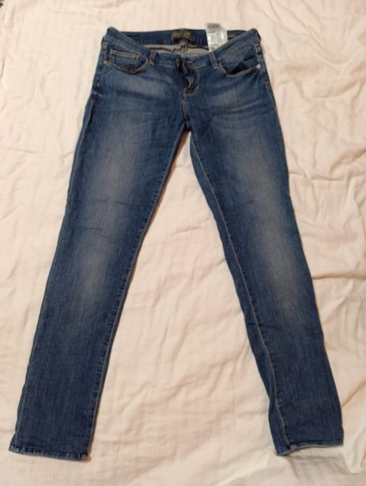 Vând 2 perechi blugi Guess