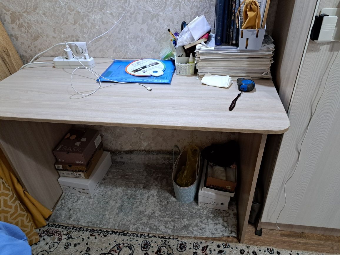 Шкаф и стол рабочий