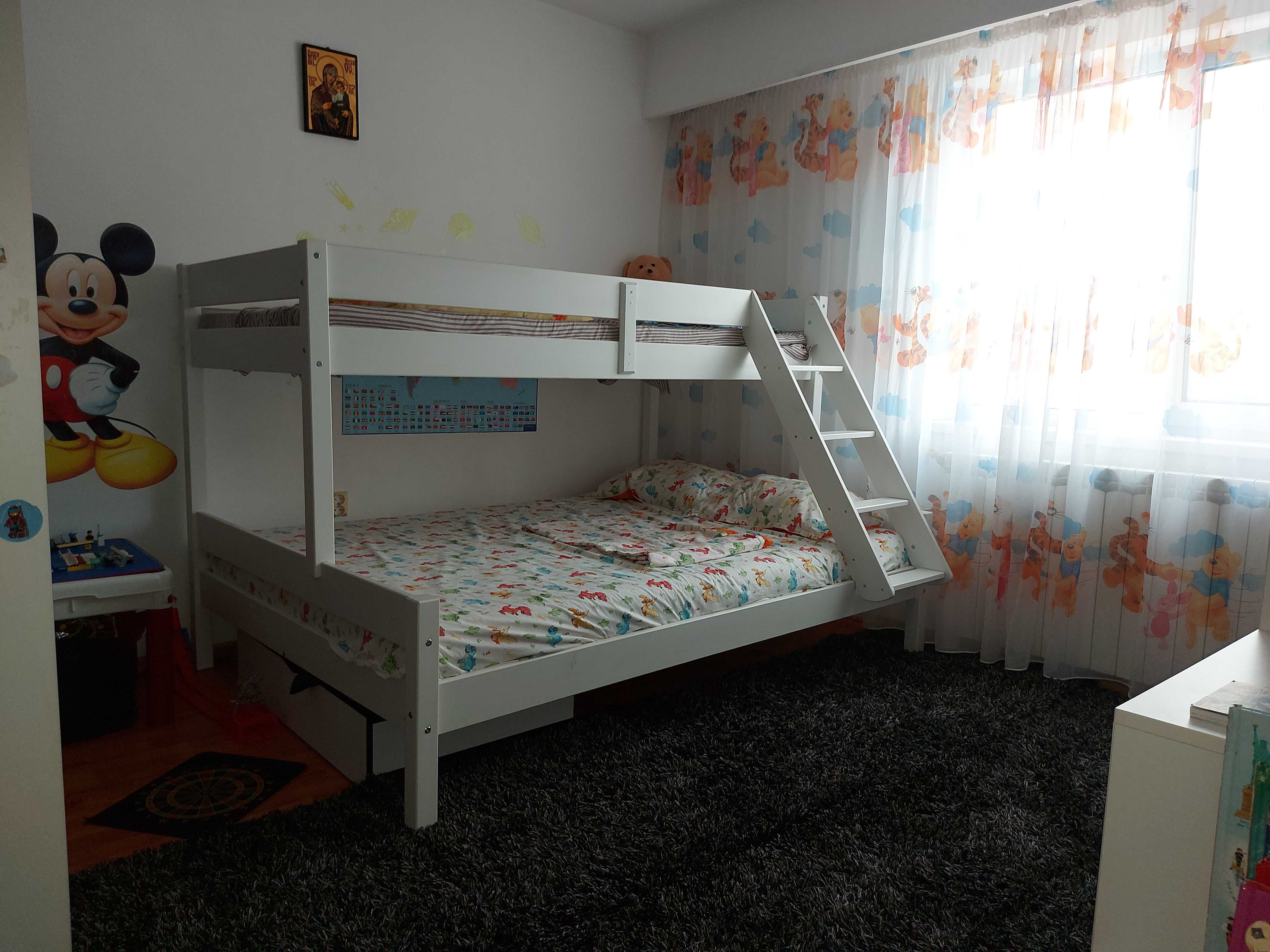 Vând apartament, 5 camere, zona parc Junior. Accept și schimb cu casă.