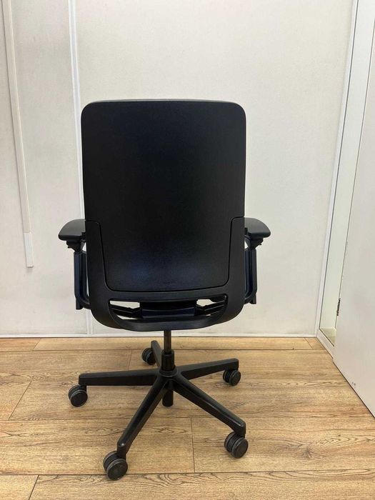 Refurbished Steelcase Amia Grisgiu