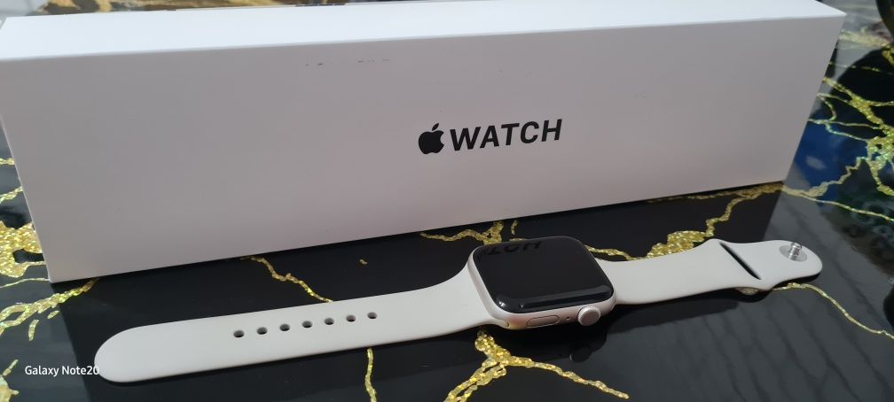 Apple Watch SE 2nd gen 44mm (2 поколения) 2022 года.