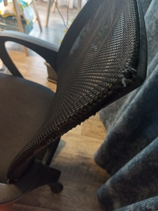 Въртящ се, на колелца офис стол