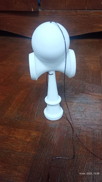 Vând kendama de culoare albă