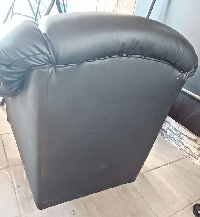 Vand 2 fotolii negre piele ecologica stare foarte buna