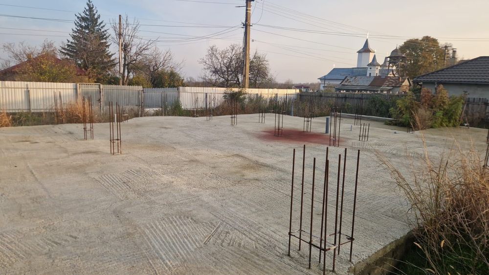 Vand teren cu fundatie