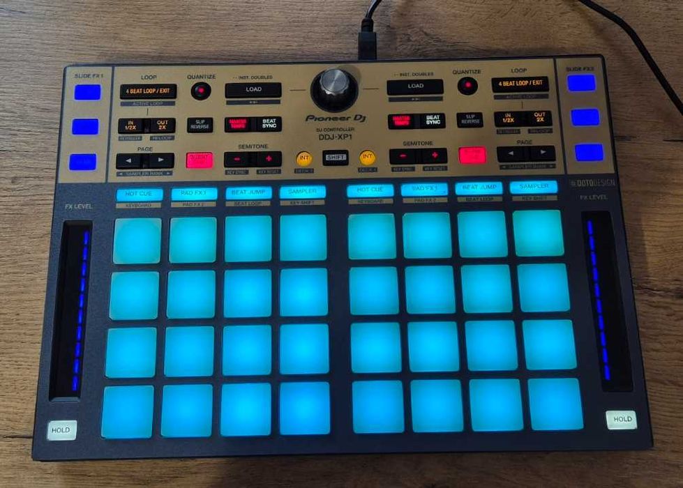 Vand controller Pioneer DDJ XP1 cu skin Doto design
