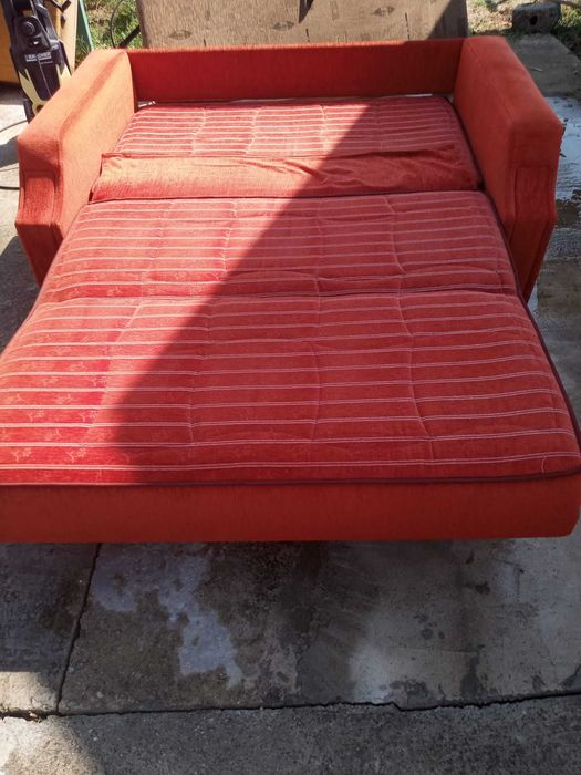 canapea extensibila stare foarte buna si ideala si pentu spatii mici.