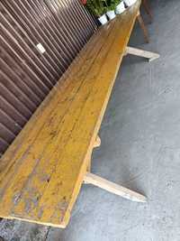 Стол с двумя длинными стулями, даланың столы екі ұзын орындығымен ұзын