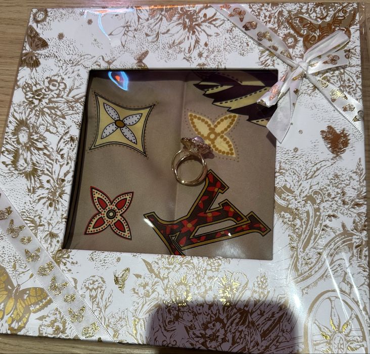 Брендированные шарфы в продаже