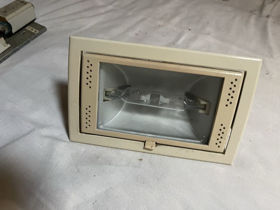 Халогени лампи за окачен таван