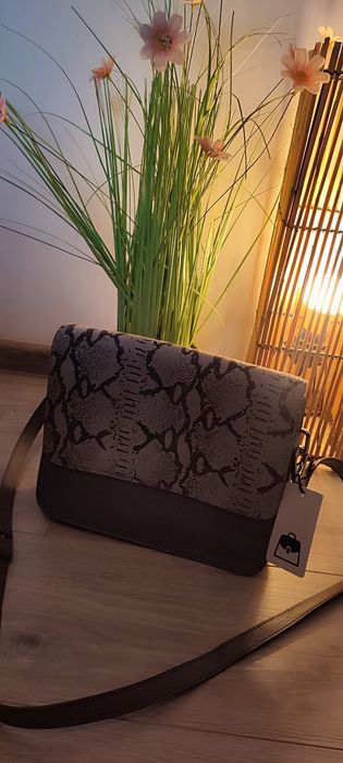 Gentuta de umăr gri, din piele, cu clapă cu imprimeu de piele de șarpe