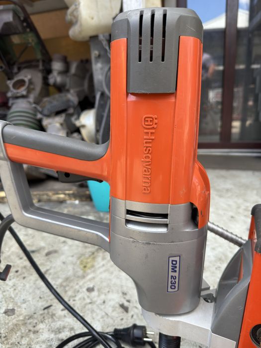 Masina de carotat Husqvarna cu pompa de apa pe baterii