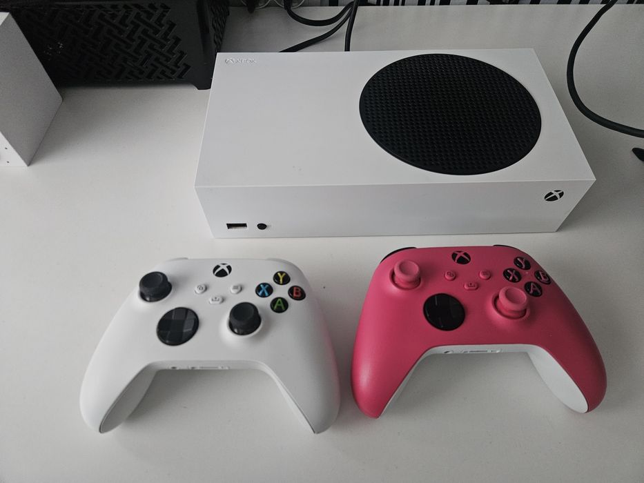 Xbox Series S 512GB 2 джойстика