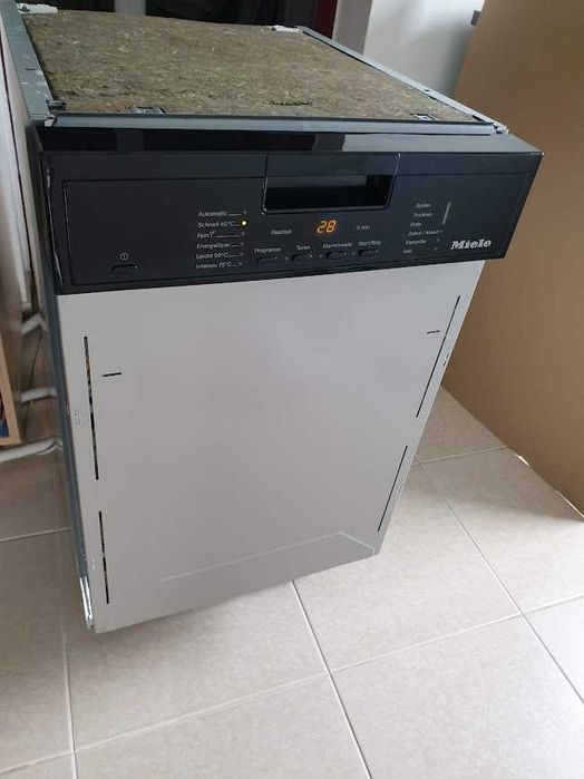 45см - Черно Miele Съдомиялна - 9 Комплекта - Частично Вграждане Тясна