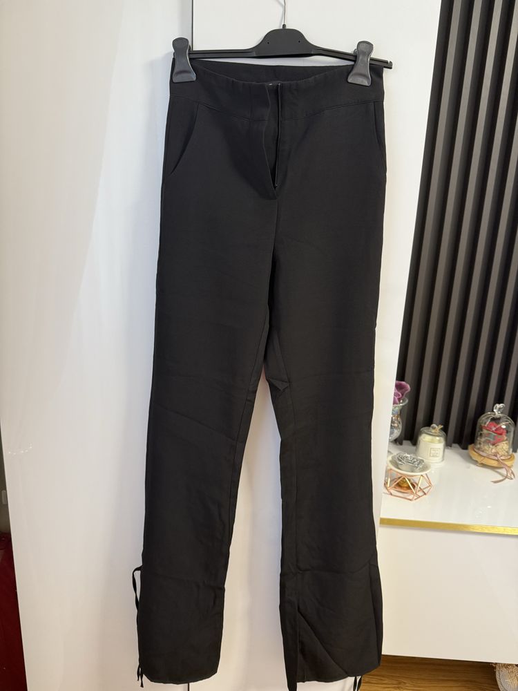 Pantaloni evazati