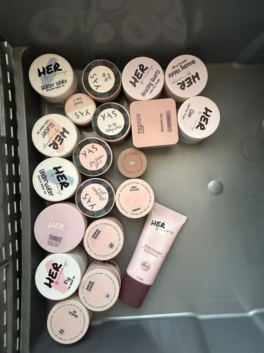 Vând produse de manichiură