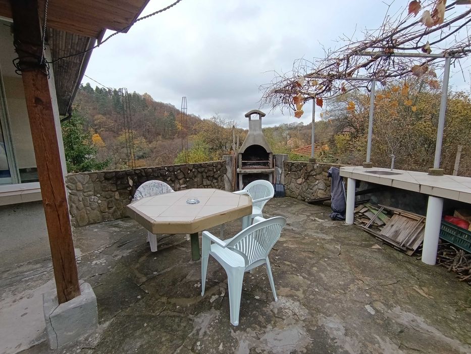 Монолитна къща в с. Жълтеш