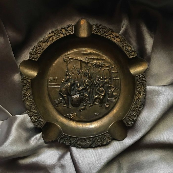 Старинная пепельница