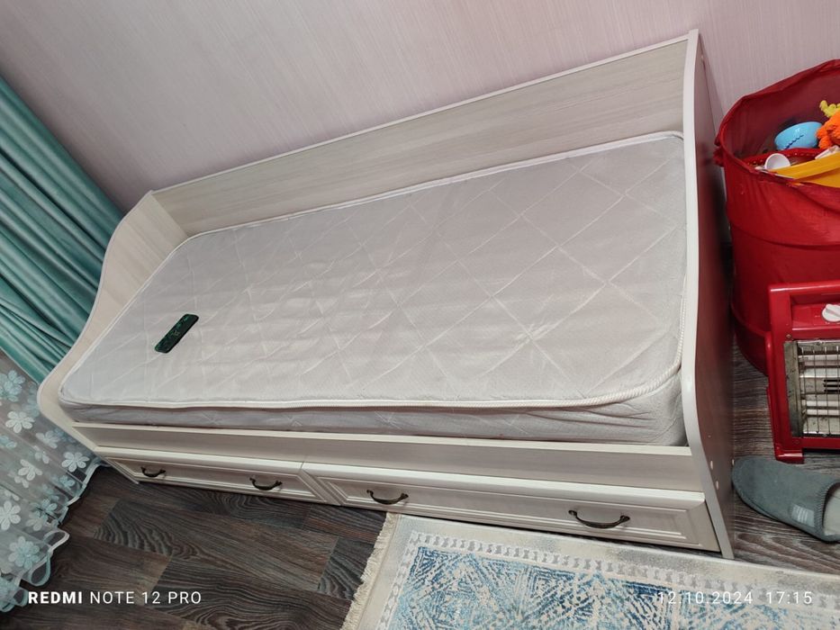 продам детскую кровать с матрацам стол “Вега”