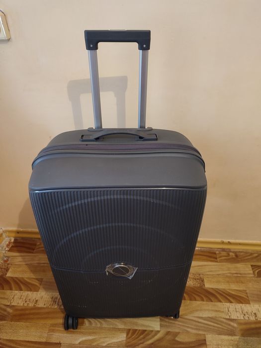 Чемодан дорожный на колесах отличного качества