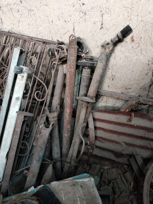 Карданный вал на газ 53 в хорошем состоянии.